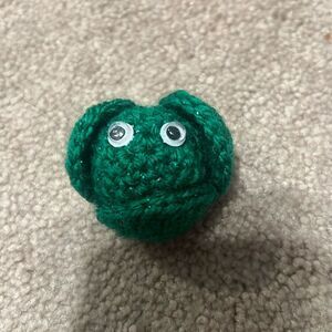 NEW - HANDMADE YARN BRUSSEL SPROUT